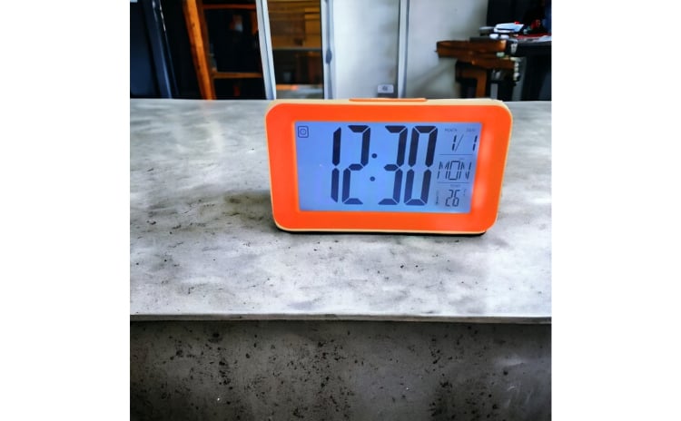 Uhr mit LCD-Bildschirm KADIO 1828 Beleuchtung